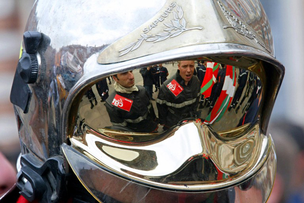 Aux fous, les pompiers !