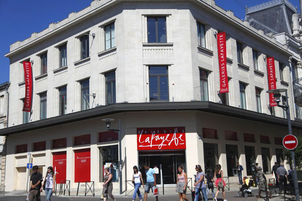 Boutiques et grands magasins, l’emploi cassé