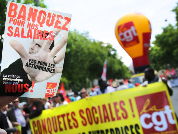 Petition salaires : la CGT d&eacute;pose 130 000 signatures