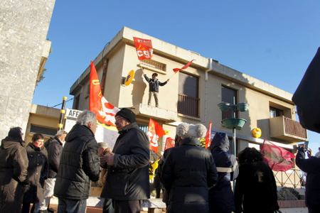 On achève bien les postiers
