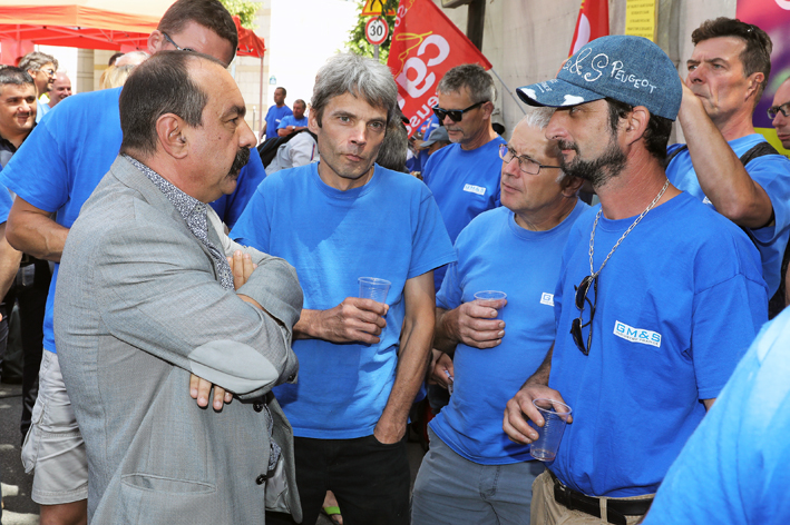 Philippe Martinez avec des salariés creusois de la GM&S pendant la manifestation devant le ministère de l'économie à Bercy.