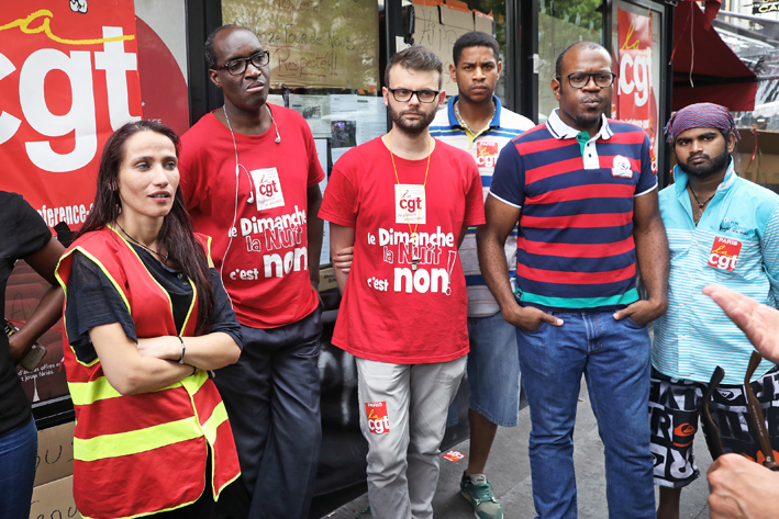Marie, déléguée des Bouches-du-Rhône de la Fédération Commerce et Service, est en grève de soutien auprès des salariés de Paris.