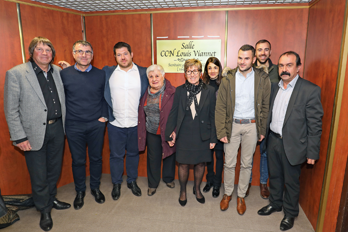 Hommage à Louis Viannet. Inauguration d'une plaque commémorative à son nom à Montreuil le 13 novembre 2017 en présence de sa famille (son épouse, sa fille et ses petits enfants) et de ses deux successeurs Bernard Thibault et Philippe Martinez.