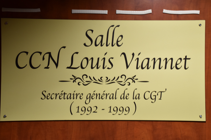 La plaque est apposée dans la salle du CCN, qui désormais, porte le nom de salle Louis Viannet.