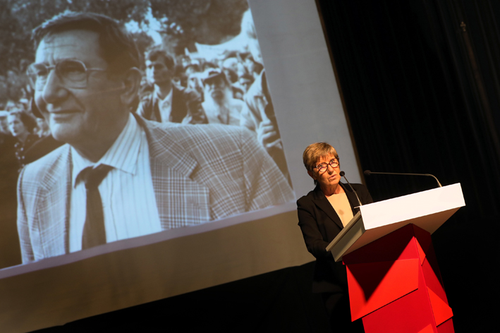 La fille de Louis Viannet, prend la parole pour rendre hommage à son père.