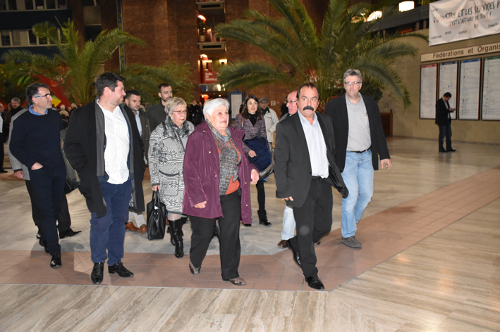 Ils sont accompagnés de la famille de Louis et de plusieurs responsables de la CGT.