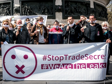 Emmanuel Macron interpellé sur sa loi sur le secret des affaires