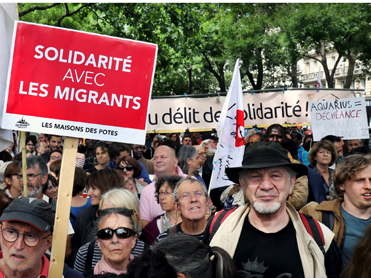 Différentes organisations ont défilé dimanche à Paris, pour soutenir la démarche de l’Auberge des migrants et pour dénoncer le « délit de solidarité »