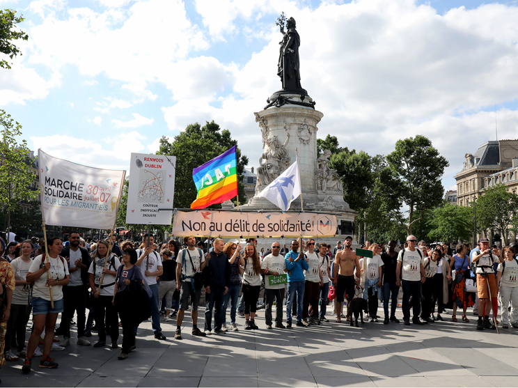L’Auberge des migrants, via cette marche, demande l’ouverture de centres d’accueil inconditionnel, la fin du « délit de solidarité » et des autres entraves au travail des citoyens et des organisations d’aide aux migrants.