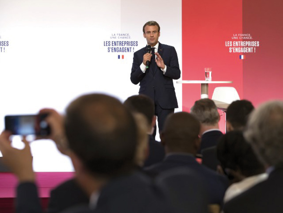 Macron tente de séduire syndicats et patronat