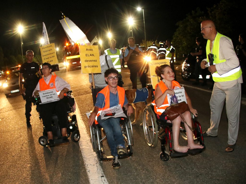 Loi Elan: des handicapés en colère stoppent un convoi de l'A380